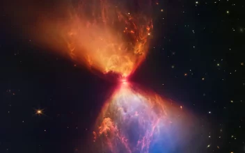 Una protoestrella rodeada de una nebulosa en llamas