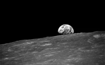 La primera fotografía tomada por un ser humano de la Tierra desde la Luna