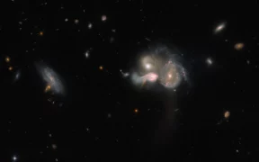 Tres galaxias en proceso de colisión