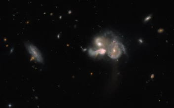 Tres galaxias en proceso de colisión