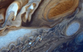 Júpiter y la Gran Mancha Roja observadas por Voyager 1