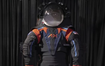 La NASA muestra el traje espacial que van a llevar los astronautas que exploren la Luna