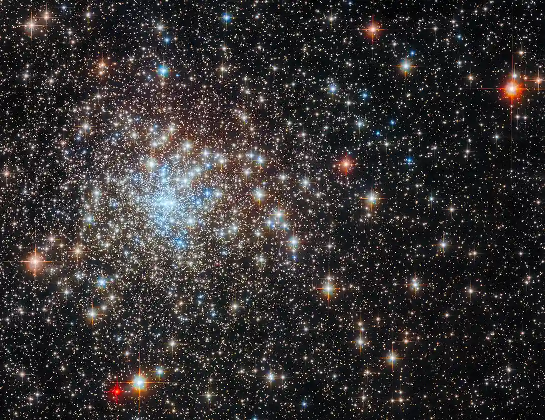 Hubble fotografía el cúmulo globular NGC 6325