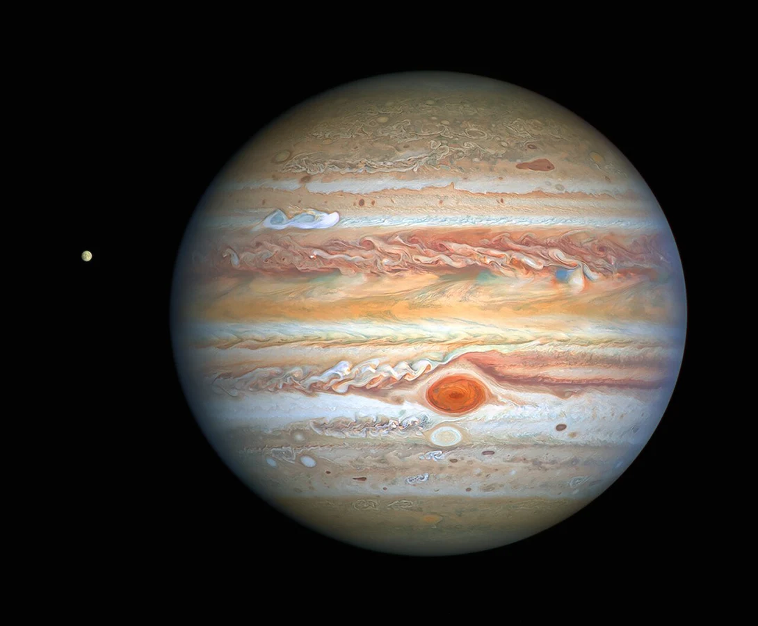 Júpiter y la luna Europa vistos por el telescopio espacial Hubble