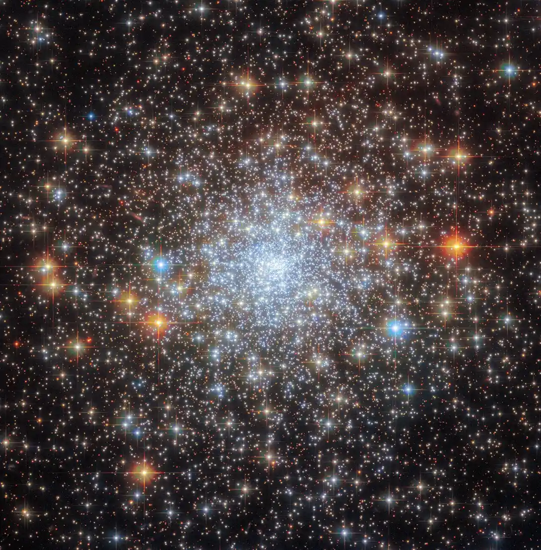 El cúmulo globular NGC 6652 fotografiado por el telescopio espacial Hubble