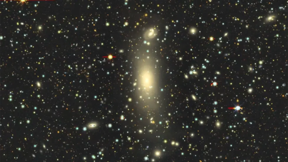 ESO 383-76, la galaxia más grande conocida