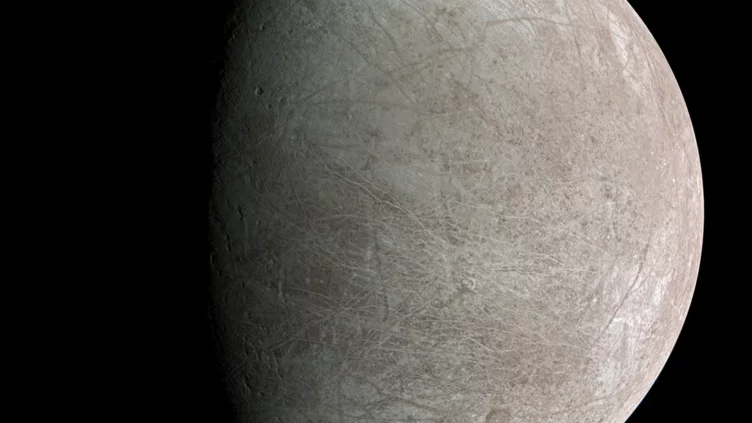 El telescopio James Webb halla posibles indicios de vida en la luna Europa