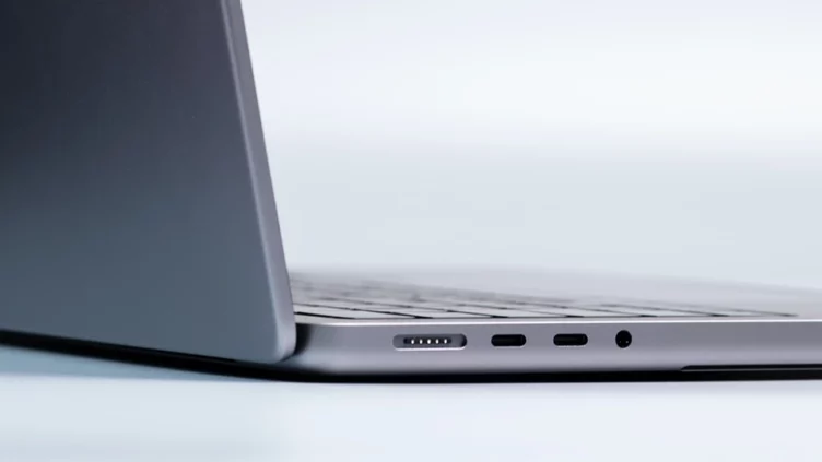 Apple afirma que 8 GB de RAM en un MacBook Pro M3 equivalen a 16 GB en un PC