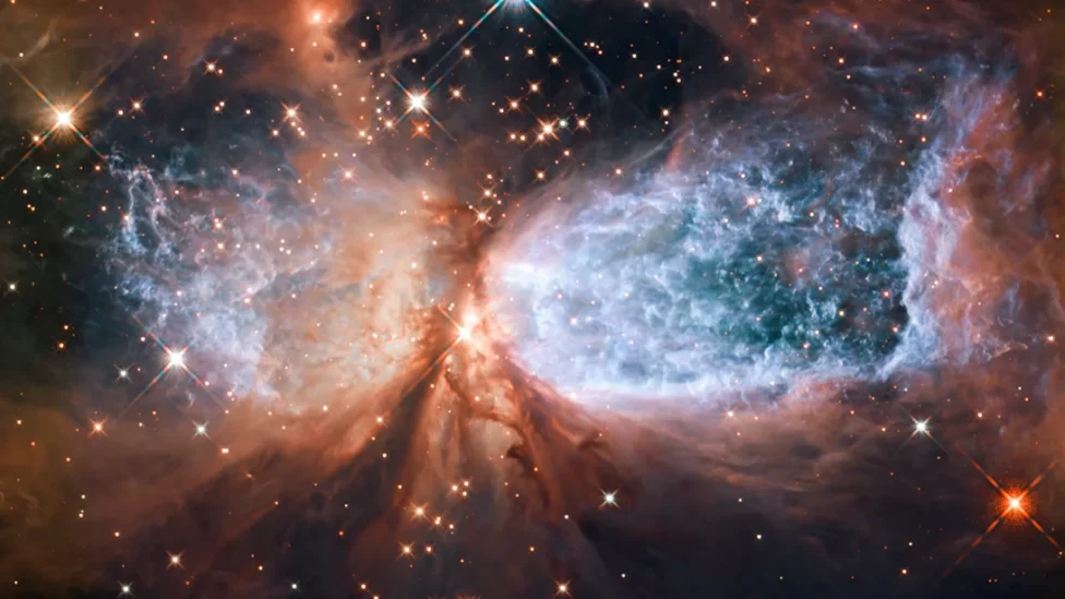 La Nebulosa Sharpless 2-106, el Ángel de Nieve Cósmico
