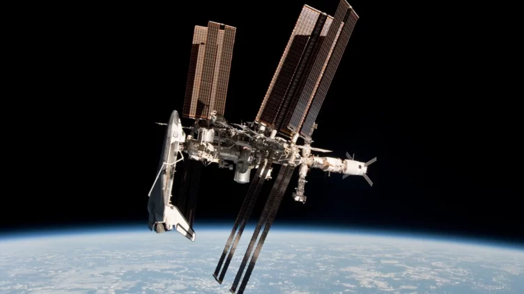 El transbordador espacial Endeavour acoplado a la Estación Espacial Internacional