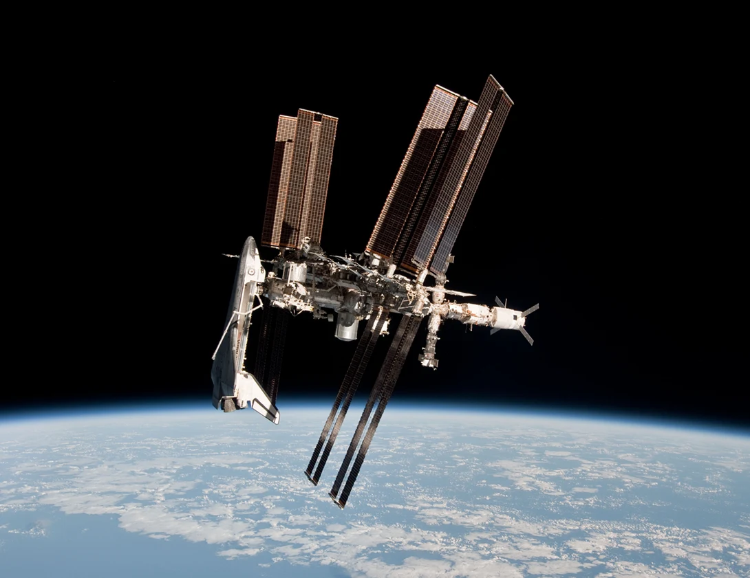 El transbordador espacial Endeavour acoplado a la Estación Espacial Internacional