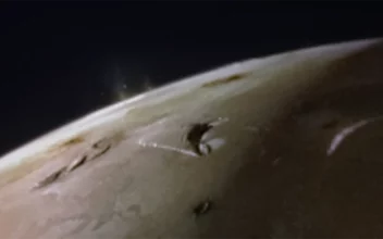 La sonda Juno fotografía dos columnas eruptivas en la luna Ío