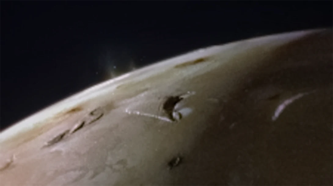 La sonda Juno fotografía dos columnas eruptivas en la luna Ío