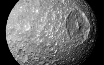 Mimas, uno de los satélites de Saturno, podría contener un océano de agua líquida