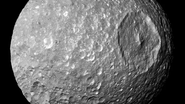 Mimas, uno de los satélites de Saturno, podría contener un océano de agua líquida
