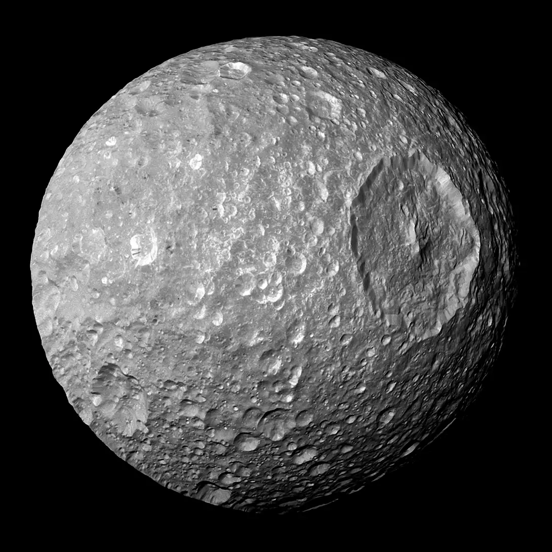 Mimas, uno de los satélites de Saturno, podría contener un océano de agua líquida