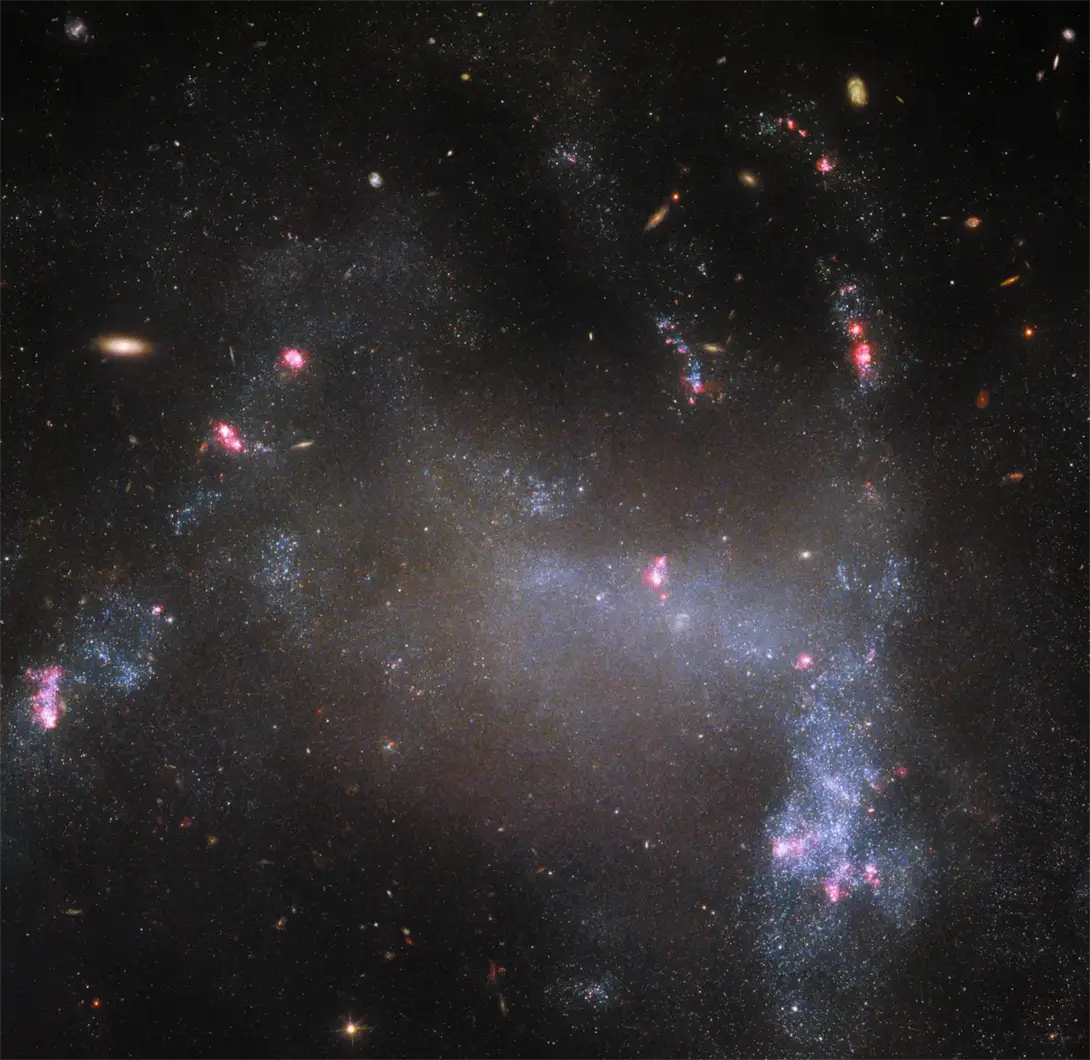 La galaxia Araña vista por el telescopio espacial Hubble