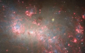 La galaxia irregular NGC 4449 vista por el telescopio espacial Hubble
