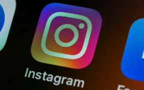 Instagram alertará a los padres si sus hijos buscan contenidos relacionados con el suicidio o las autolesiones