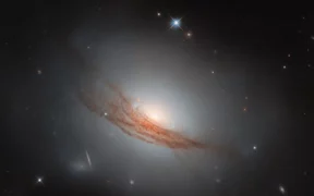 La espectacular galaxia lenticular NGC 7722 observada por el telescopio espacial Hubble