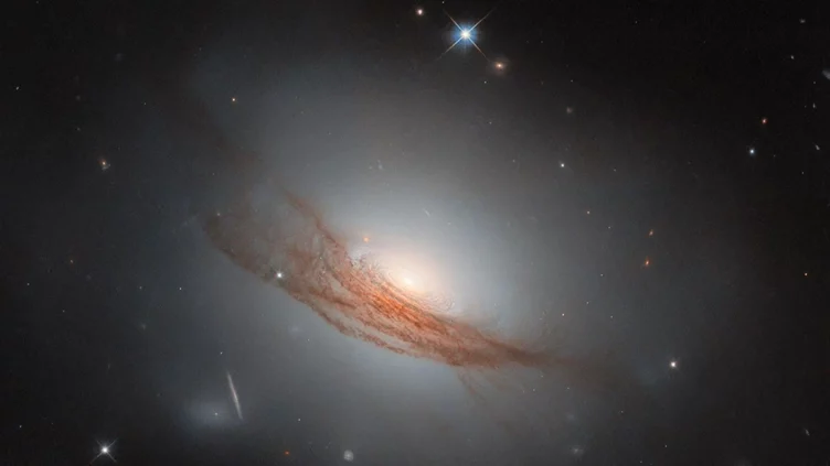 La espectacular galaxia lenticular NGC 7722 observada por el telescopio espacial Hubble