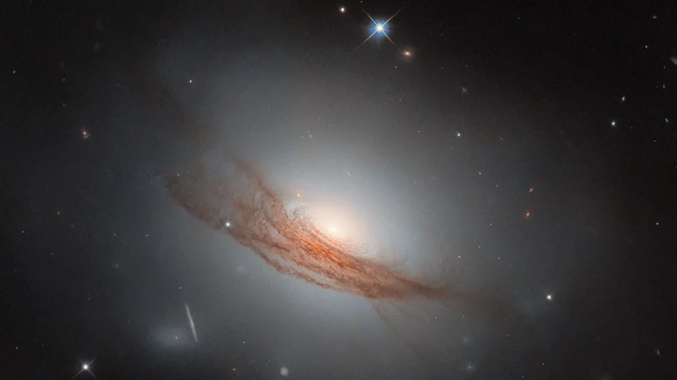 La espectacular galaxia lenticular NGC 7722 observada por el telescopio espacial Hubble