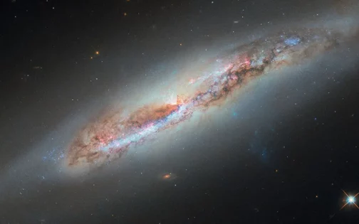 La galaxia espiral NGC 4388 vista por el telescopio espacial Hubble