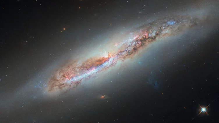La galaxia espiral NGC 4388 vista por el telescopio espacial Hubble